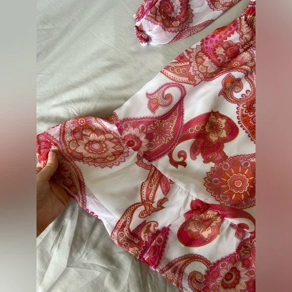 Express Off the Shoulder Paisley Print Dress - Picture 4 of 11